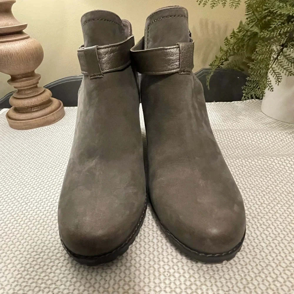 Cobb Hill by Rockport Wedges. Gray with buckle. Size 9. - Picture 4 of 7
